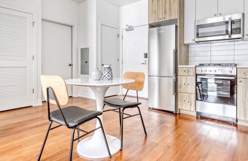 Uptown Apartment | Amazing Uptown 1BR w/ Roof & W/D, 1 block to Red Line, by Blueground