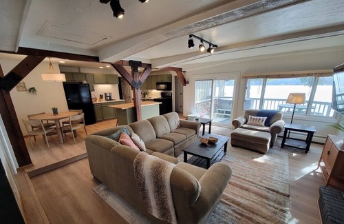 Wautoma House | Amazing view, hot tub, fireplace, pet friendly, pier, kayaks, paddleboard,& more