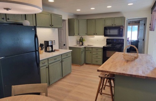 Wautoma Cabin | Amazing view, hot tub, sauna, fireplace, pet friendly, pier, kayaks, paddleboard