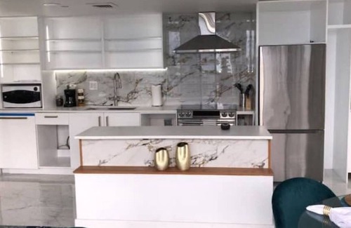 Downtown Hollywood Condo | Amazing view, stylish & Lovely, 1 mile to beach famous hollywood beach broadwalk