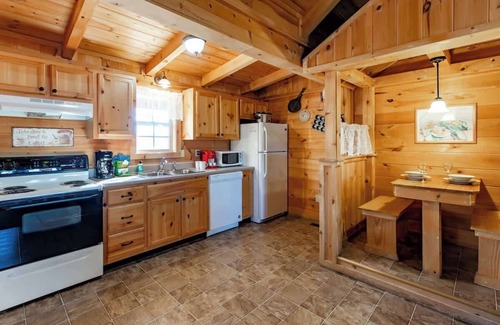 Gatlinburg - Pigeon Forge Cabin | Amazing Views! Hot Tub,Pool Table,Fireplace,Relax!