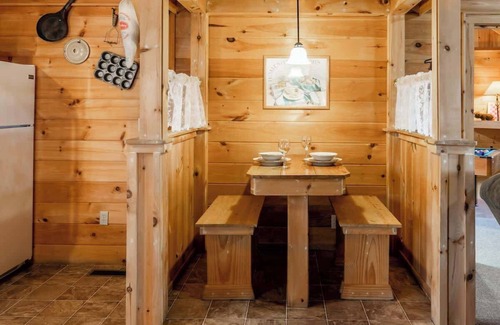 Gatlinburg - Pigeon Forge Cabin | Amazing Views! Hot Tub,Pool Table,Fireplace,Relax!