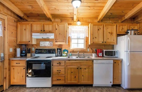 Gatlinburg - Pigeon Forge Cabin | Amazing Views! Hot Tub,Pool Table,Fireplace,Relax!