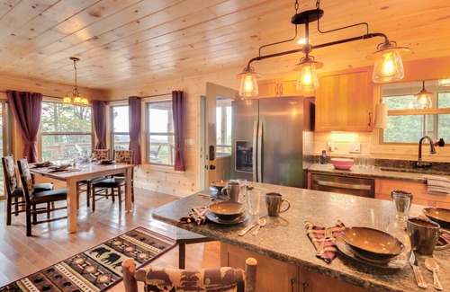 Bryson City Cabin | Amazing views! Minutes to white water rafting and Bryson City
