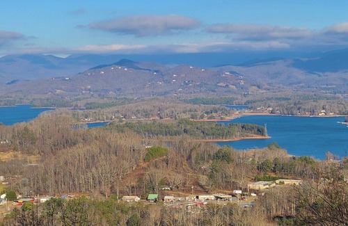 Young Harris House | Amazing views of Lake Chatuge in Hiawassee at Little Bear Lodge Main level