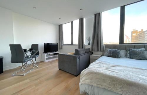 Old Trafford Apartment | Amazing Views of the City