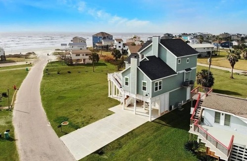 Pirates Beach House | Amazing views of the gulf from the decks. Welcoming open floor plan.