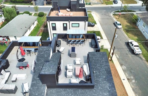 Charlotte House | AMAZING VIEWS Rooftop Patio, Gym and Game room