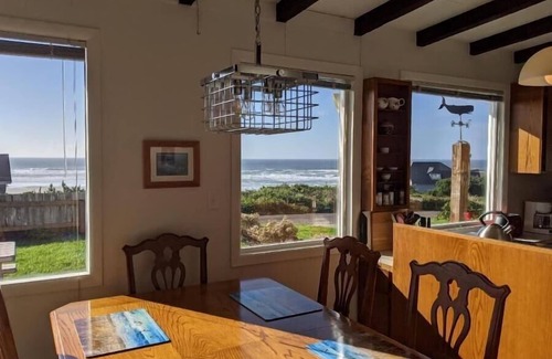 Florence House | Amazing Views, Sleeps 6 - Pacific Pearl