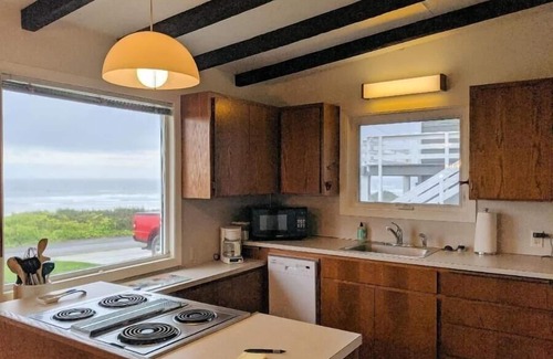 Florence House | Amazing Views, Sleeps 6 - Pacific Pearl