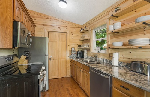 Maggie Valley House | Amazing Views with Hot Tub, Pet Friendly, 5 mins to the Parkway