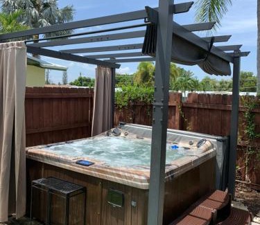 Jensen Beach House | Ambers Jensen Beachhouse with Hot Tub