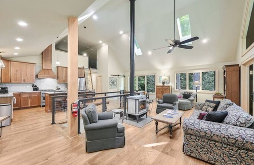 Weaverville House | Amenity-Packed Holiday Home