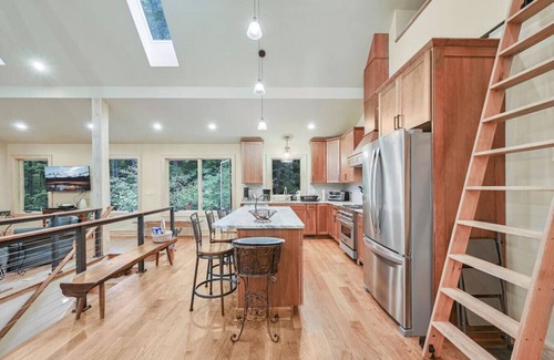 Weaverville House | Amenity-Packed Holiday Home