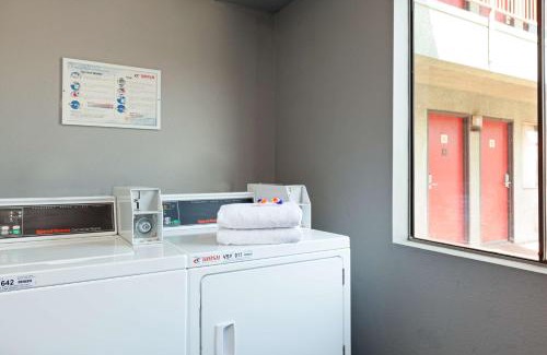 Bakersfield Hotel | America's Best Value Inn & Suites Bakersfield Central