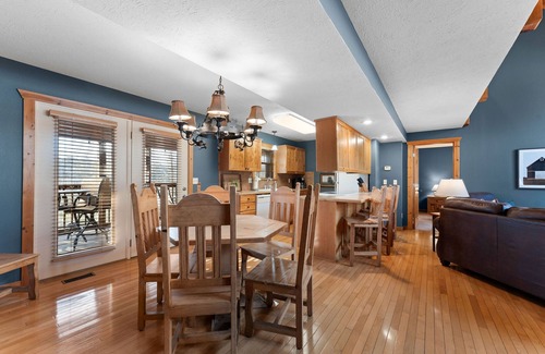 Reeds Spring Cabin | America's Cabin! 3 Pools! By Silver Dollar City!