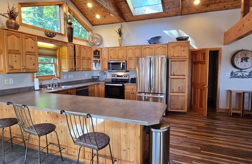 Mountainside House | American Dream- 5 bedroom dog-friendly with hot tub, pool table and more!