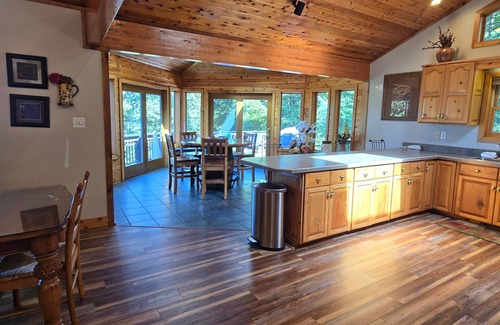 Mountainside House | American Dream- 5 bedroom dog-friendly with hot tub, pool table and more!