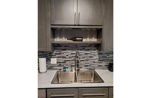 Comfort House | American Dreamers Suite (Sleeps 2)
