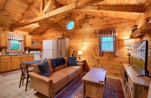 South Bloomingville Cabin | American Hollow: Pet friendly + private couples cabin w/hot tub in Hocking Hills
