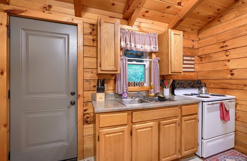 South Bloomingville Cabin | American Hollow: Pet friendly + private couples cabin w/hot tub in Hocking Hills