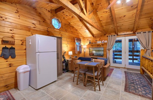 South Bloomingville Cabin | American Hollow: Pet friendly + private couples cabin w/hot tub in Hocking Hills