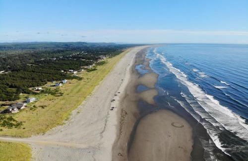 Grayland House | Americana Cottage 2-Bed by the Sea w fireplace