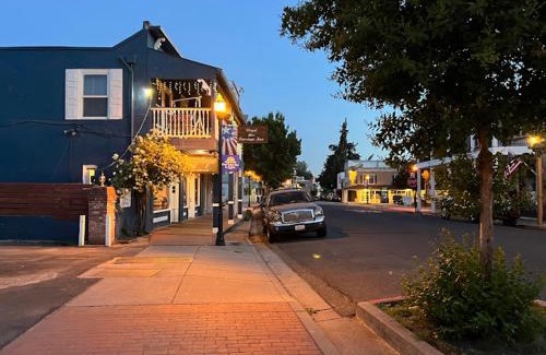 Jamestown Hotel | Americas Best Value Inn Royal Carriage
