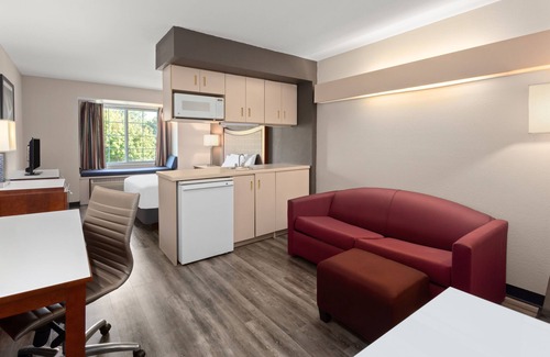 Mount Pleasant Hotel | Americas Best Value Inn & Suites Racine