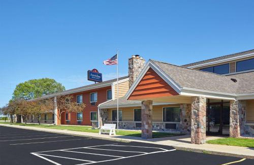Elkhorn Hotel | AmericInn by Wyndham Elkhorn Near Lake Geneva