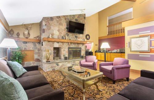 Elkhorn Hotel | AmericInn by Wyndham Elkhorn Near Lake Geneva