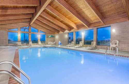 Elkhorn Hotel | AmericInn by Wyndham Elkhorn Near Lake Geneva