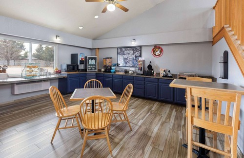 Au Sable Hotel | AmericInn by Wyndham Oscoda Near AuSable River