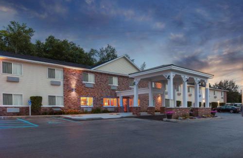 Petoskey Hotel | AmericInn by Wyndham Petoskey
