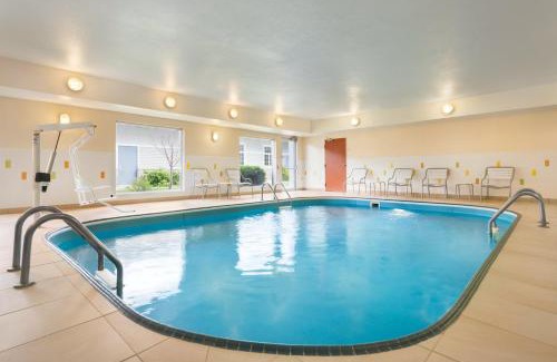 Grand Forks Hotel | Amerivu Inn and Suites