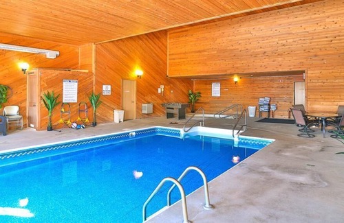 New Richmond House | AmeriVu Inn & Suites /1 King Bed