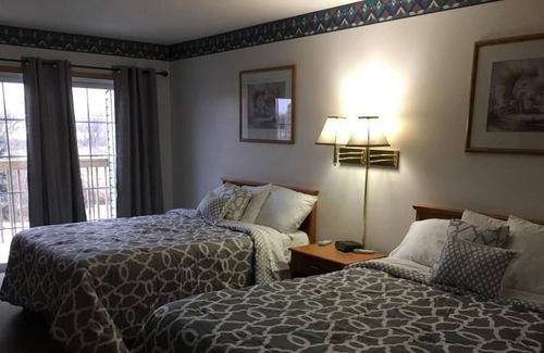 New Richmond House | AmeriVu Inn & Suites /1 King Bed