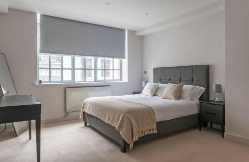 Clerkenwell Apartment | Amigos Nest - Farringdon - by Frankie Says