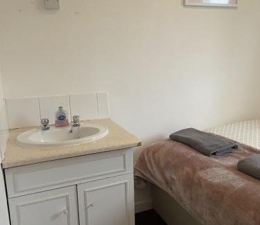 Bournemouth City Centre Cabin | Amitie Guest House
