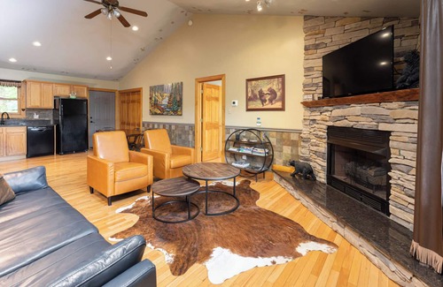 Candler House | Among the Clouds by AvantStay | Views + Hot Tub