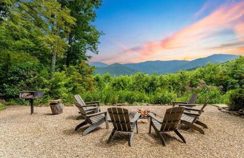 Candler House | Among the Clouds by AvantStay Views Hot Tub