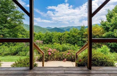 Candler House | Among the Clouds by AvantStay Views Hot Tub