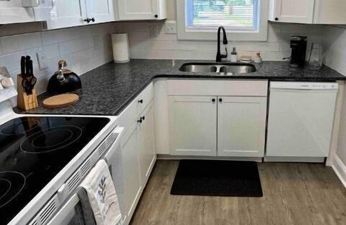 Norfolk House | Amore at Sheppard's Landing - peaceful home away for travelers and their pets!