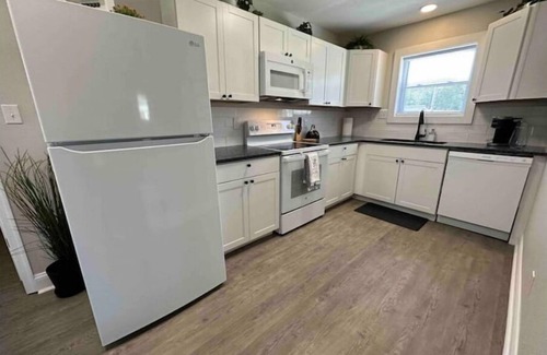 Norfolk House | Amore at Sheppard's Landing - peaceful home away for travelers and their pets!