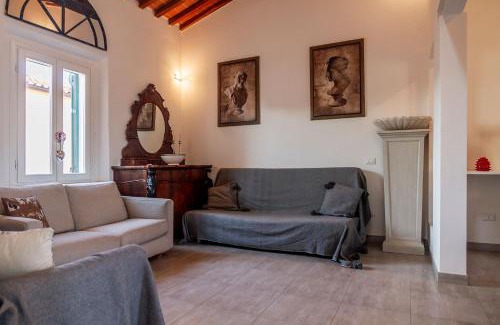 Cecina Apartment | Ampio appartamento di Charme con 2 camere, 2 bagni, terrazza, aria condizionata, in posizione Centralissima