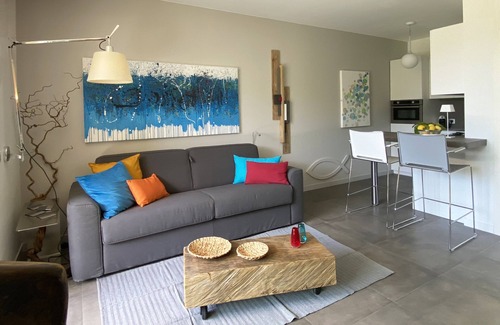 Vallebona Apartment | Ampio monolocale con rigoglioso giardino e box auto