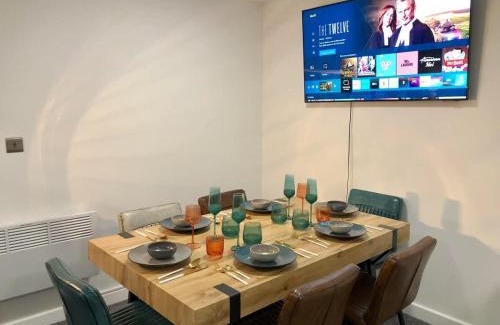 Southport Apartment | Ample 3-Bedrooms Apartment in town centre Sleeps 6