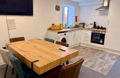 Southport Apartment | Ample 3-Bedrooms Apartment in town centre Sleeps 6