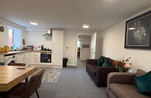 Southport Apartment | Ample 3-Bedrooms Apartment in town centre Sleeps 6