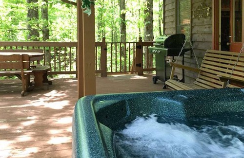 Clarkesville Cabin | Amy's Creek 2 - Dog Friendly Cabin with Creekside Views and Hot Tub